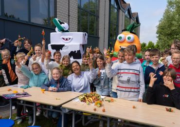 Leerlingen De Lisblomme snacken gezond met Ketnet-actrice Sali Leerlingen De Lisblomme snacken gezond met Ketnet-actrice Sali