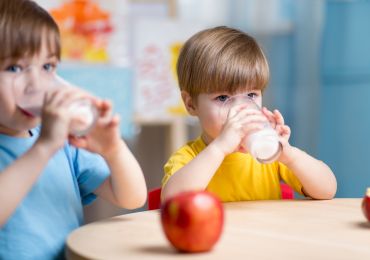 2 kinderen drinken melk