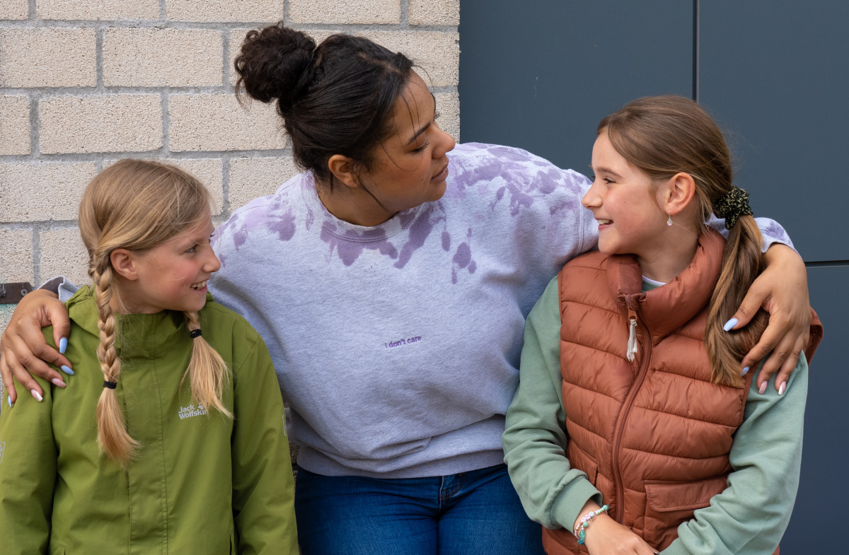 Leerlingen De Lisblomme snacken gezond met Ketnet-actrice Sali