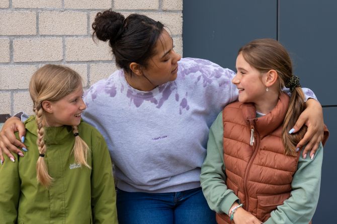 Leerlingen De Lisblomme snacken gezond met Ketnet-actrice Sali Leerlingen De Lisblomme snacken gezond met Ketnet-actrice Sali